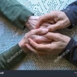 Cómo se puede valorar la afectividad en las relaciones personales manos-entrelazadas-simbolizando-conexion-emocional