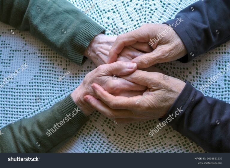 manos entrelazadas simbolizando conexion emocional