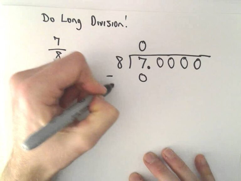 Cómo Convertir Una Fracción A Número Decimal Fácilmente 23 manos escribiendo fraccion y numero decimal