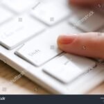 manos-presionando-tecla-shift-teclado
