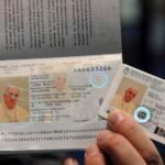 Cómo Obtener el DNI Argentino Si Sos Extranjero en Argentina manos-recibiendo-documento-identidad-argentina