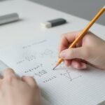 Cómo se calcula el valor de x en ecuaciones matemáticas manos-resolviendo-ecuaciones-matematicas-en-papel