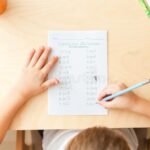 Cómo se Calcula el Resultado de una Resta Paso a Paso manos-resolviendo-una-resta-con-lapiz