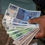 manos-rompiendo-cadena-con-billetes-argentinos