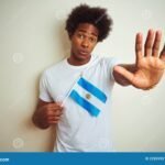 Cómo Verificar un DNI por Nombre y Apellido en Argentina manos-sosteniendo-dni-argentino-abierto