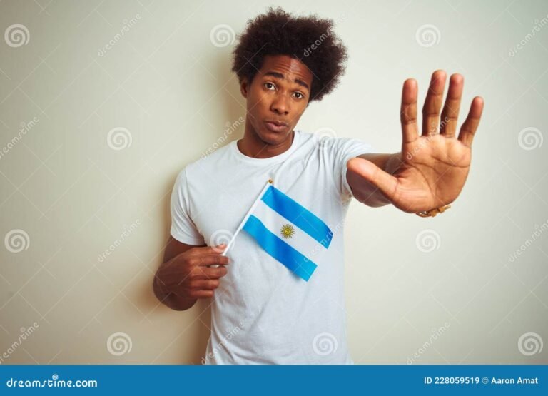 Cómo Verificar un DNI por Nombre y Apellido en Argentina 34 manos sosteniendo dni argentino abierto