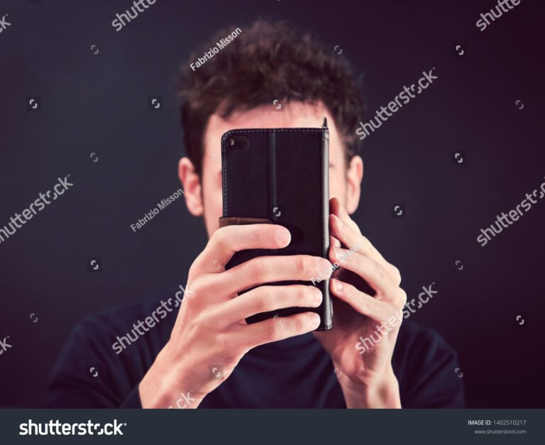 A Quién Pertenece Este Celular Y Cómo Puedo Identificarlo 12 manos sosteniendo un celular visto de frente