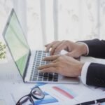 Cómo Crear y Usar Una Planilla de Cálculos en Excel Fácilmente manos-trabajando-con-hoja-de-calculo-excel