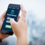 manos-usando-aplicacion-bancaria-movil