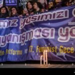 Qué es Ni Una Menos y por qué es importante en Argentina marcha-feminista-con-pancartas-y-velas