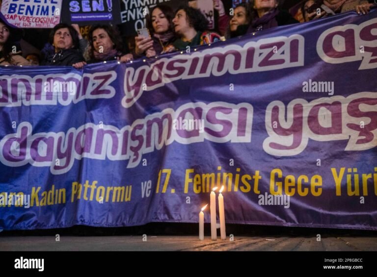 marcha feminista con pancartas y velas