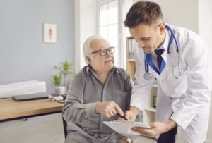 medico pensativo con paciente en clinica