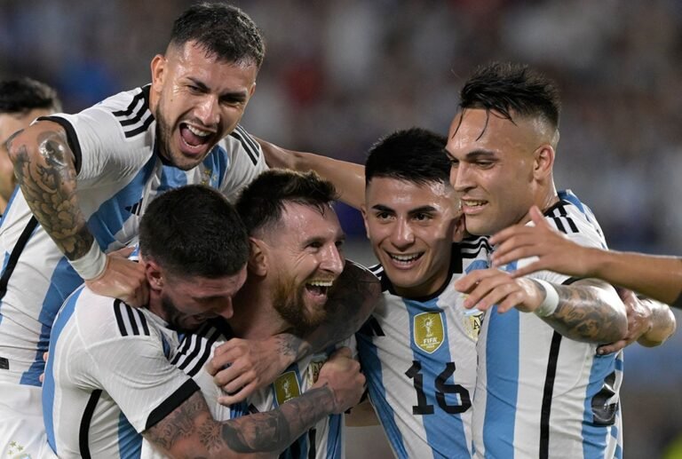 Cuántos goles le hizo Messi a Estonia en partidos oficiales 1 messi celebrando gol con camiseta argentina