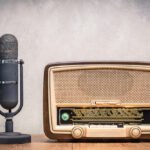 Quién Es Fernando Bravo y Por Qué Es Ícono en Radio Mitre microfono-clasico-en-estudio-de-radio-vintage