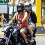 motociclista-urbano-conduciendo-en-ciudad-argentina