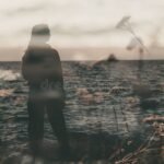 mujer-pensativa-mirando-al-horizonte-gris