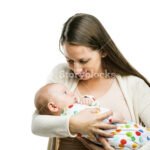 Magalí Mora fue mamá Todo sobre su vida personal y familiar mujer-sonriente-con-bebe-en-brazos