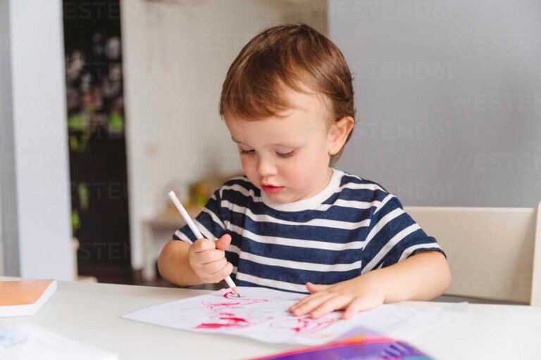 Cómo Dibujar Un Niño Paso a Paso Fácil Para Principiantes 2 nino dibujando con lapiz y papel