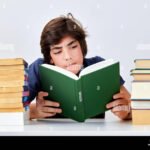 Cómo Puedo Aprender a Leer y Escribir Rápidamente Desde Cero nino-leyendo-libro-con-expresion-concentrada
