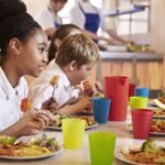 Cómo elaborar una secuencia didáctica sobre alimentación y nutrición para quinto grado ninos-aprendiendo-sobre-alimentacion-saludable-en-clase