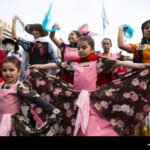 Cómo celebrar el Día de la Constitución Nacional Argentina con actividades para niños ninos-celebrando-con-banderas-argentinas-festivas