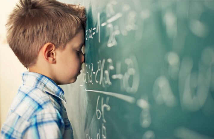 ninos frustrados aprendiendo matematicas basicas