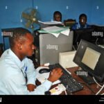 Dónde encontrar cursos gratuitos del Gobierno Nacional en Argentina oficina-gubernamental-con-computadoras-y-estudiantes