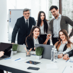 oficina-legal-con-personas-trabajando-juntas