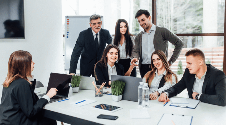 oficina legal con personas trabajando juntas