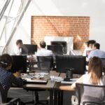 oficina-moderna-con-trabajadores-usando-computadoras