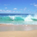 Por Qué Se Mueven Las Aguas Y Cuáles Son Sus Causas Principales olas-rompiendo-en-la-orilla-del-mar