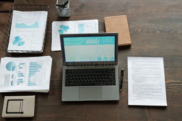 pantalla de computadora con informe financiero abierto