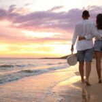 pareja-caminando-juntas-al-atardecer