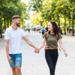 Luis Petri Está Casado Y Quién Es Su Pareja Actual pareja-feliz-caminando-de-la-mano