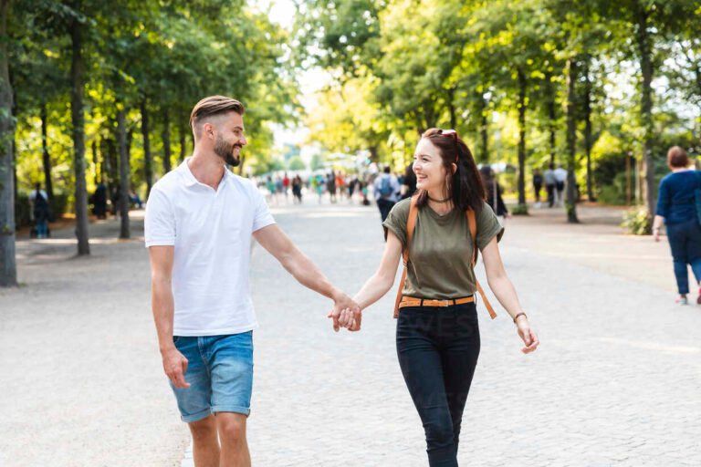 pareja feliz caminando de la mano