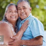 Se Puede Cobrar Jubilación Y Pensión De Viudedad Simultáneamente En Argentina pareja-mayor-sonriente-celebrando-juntos