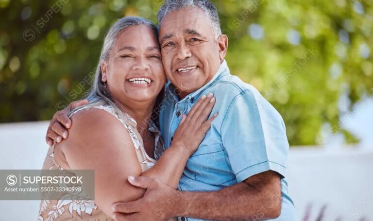Se Puede Cobrar Jubilación Y Pensión De Viudedad Simultáneamente En Argentina 3 pareja mayor sonriente celebrando juntos