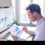 Por Qué Estudiar Ciencia de Datos Es Clave Para Tu Futuro persona-analizando-datos-en-pantalla-digital