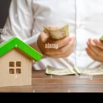 Qué Significa Crédito UVA y Cómo Afecta Tu Compra de Vivienda persona-calculando-finanzas-con-casa-de-fondo