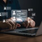 persona-completando-formulario-en-computadora-moderna