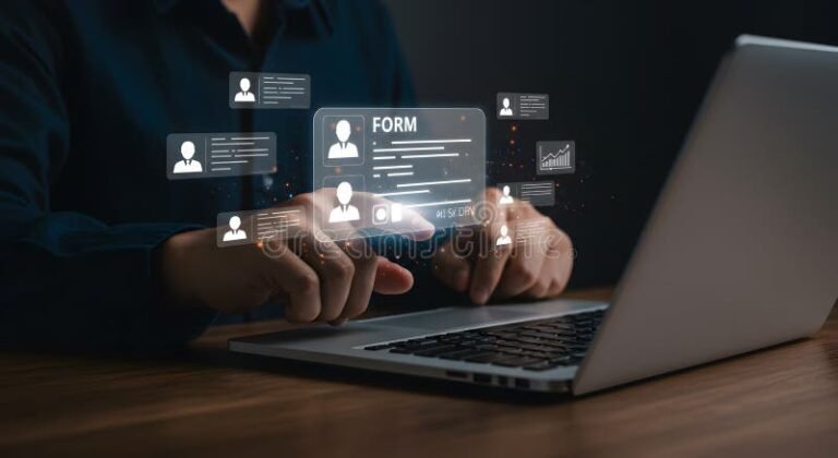 persona completando formulario en computadora moderna