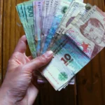 Cómo comprar afuera desde Argentina sin perder dinero persona-comprando-en-linea-con-pesos-argentinos