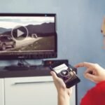 persona-conectando-smartphone-a-televisor-moderno