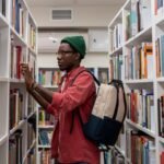 Qué carrera puedo estudiar según mis intereses y habilidades persona-eligiendo-entre-libros-y-herramientas-educativas