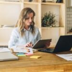 Cómo pedir turno para convalidar título secundario extranjero en Argentina persona-en-oficina-con-documentos-educativos