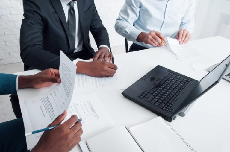 Cómo acceder al bono de Anses para trabajo informal 3 persona entregando documentos en oficina publica