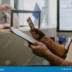 Cómo Solicitar un Turno para la Renovación del Pasaporte Argentino persona-entregando-pasaporte-en-oficina-oficial