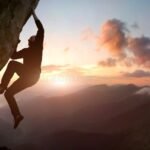 Por qué se dice que no hay lugar para los débiles en la vida persona-escalando-montana-desafiante-amanecer