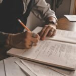 Cómo Hacer Una Tesis Según El Método De Umberto Eco persona-escribiendo-en-un-cuaderno-vintage