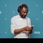 Cómo puedo escuchar Radio Dos Rosario online y en vivo persona-escuchando-radio-con-auriculares-modernos